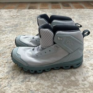 Brand New never work women’s size 8 on cloud hiking boots